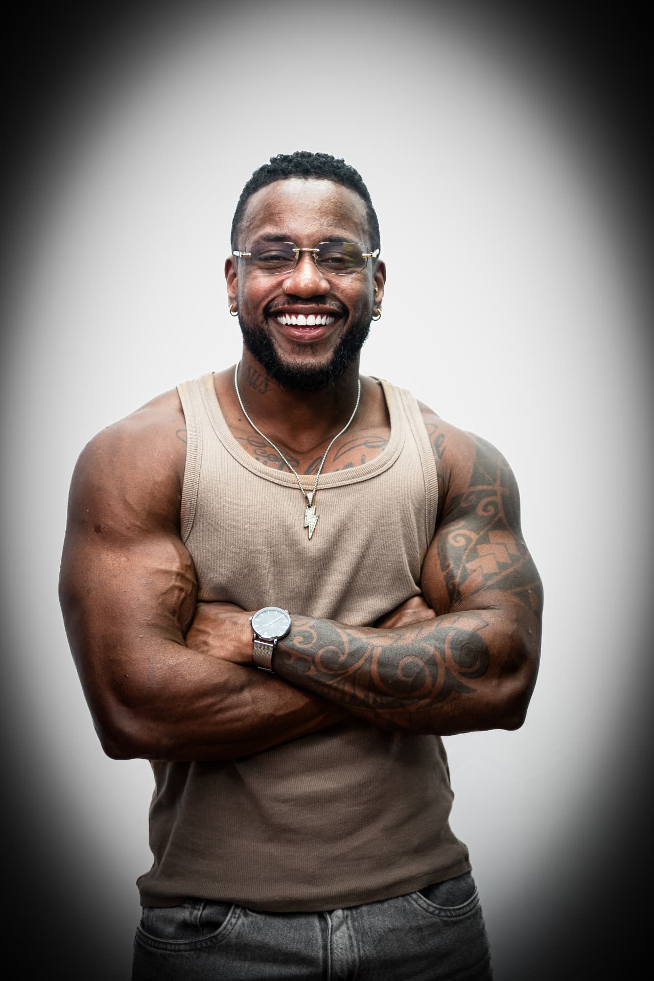 Paulo Souza, personal trainer, de braços cruzados sorrindo